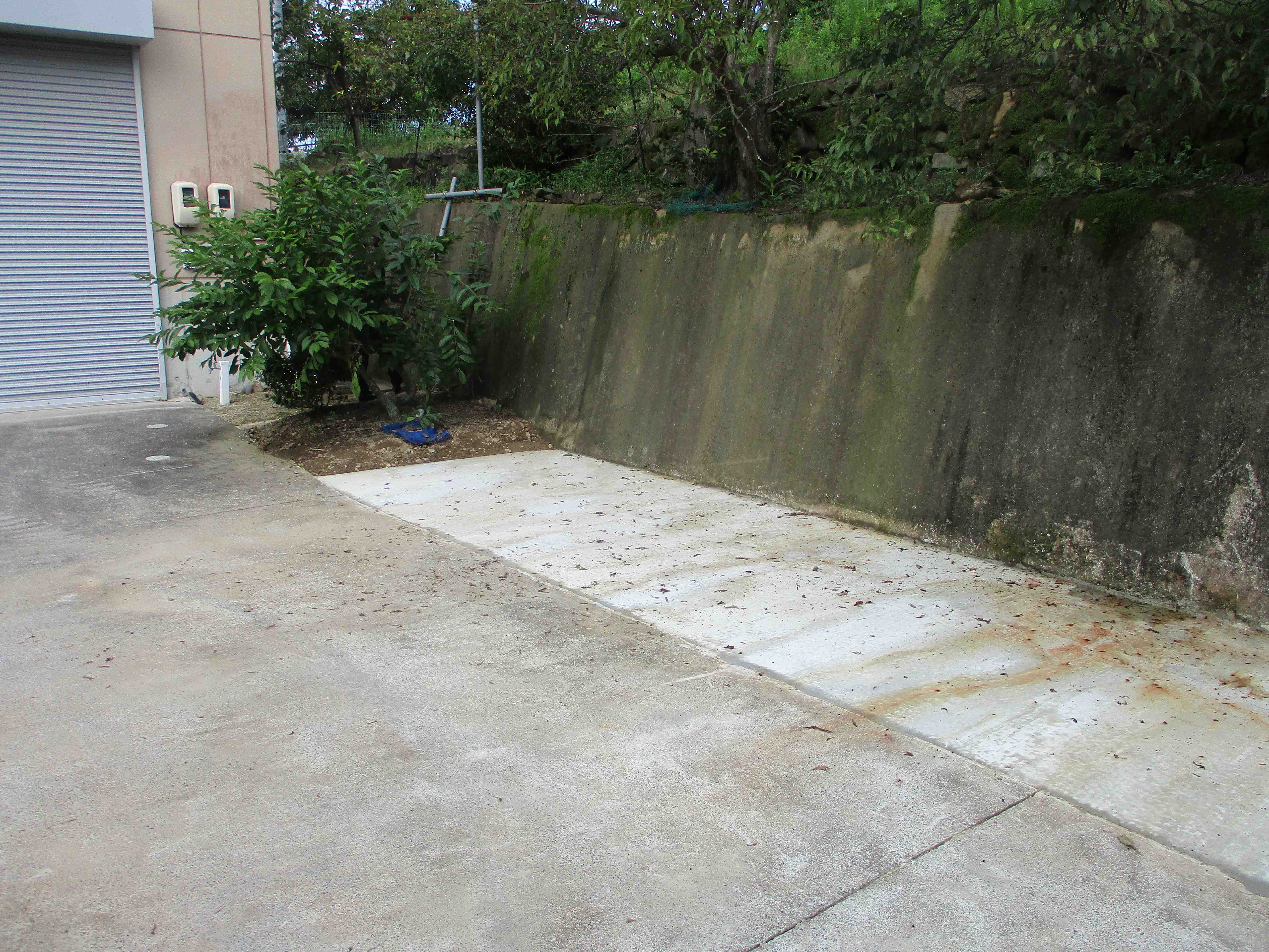 池を埋めて駐車場を広げる外構工事